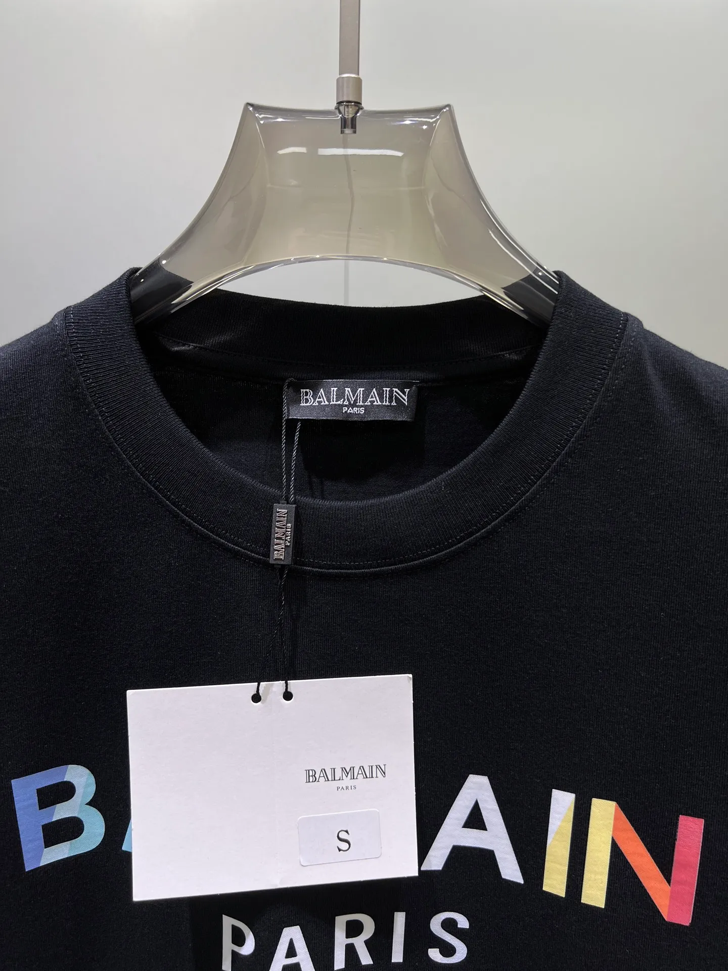 Balmain🌟New Arrival letter printing double-layer heavy-duty short-sleeved T-shirts. Letter patterns, whether T-shirts or sweatshirts, are hot sale items every year. The large-area front printing uses Dakangli digital printing machine direct injection. The cost is extremely high. After many debuggings, the color difference of the pattern is close to 99% of the original version. It is different from the junk offset printing version in the market. It is super time-consuming. The fabric is exclusively customized and dyed. Gram cotton double-strand 🐎🐎Size: S-XXL Black White 2 colors (the last picture of the Size table is available) Size table Bust Shoulder Width Clothes Length Sleeve Length S 110 54 69 21 M 114 56 71 22 L 118 58 73 22 XL 122 60 75 23 2XL 126 62 77 23